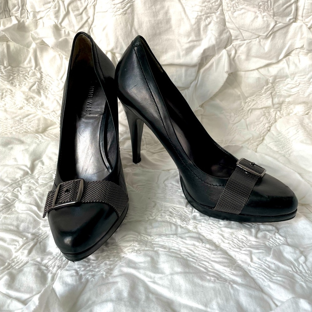 Nine West women’s size 8 black 4 inch heels with mesh buckle detail.
